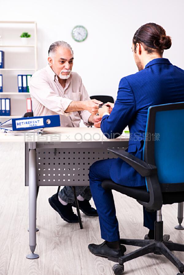 给老人提退休建议的财务顾问 专业财务咨询的关键角色